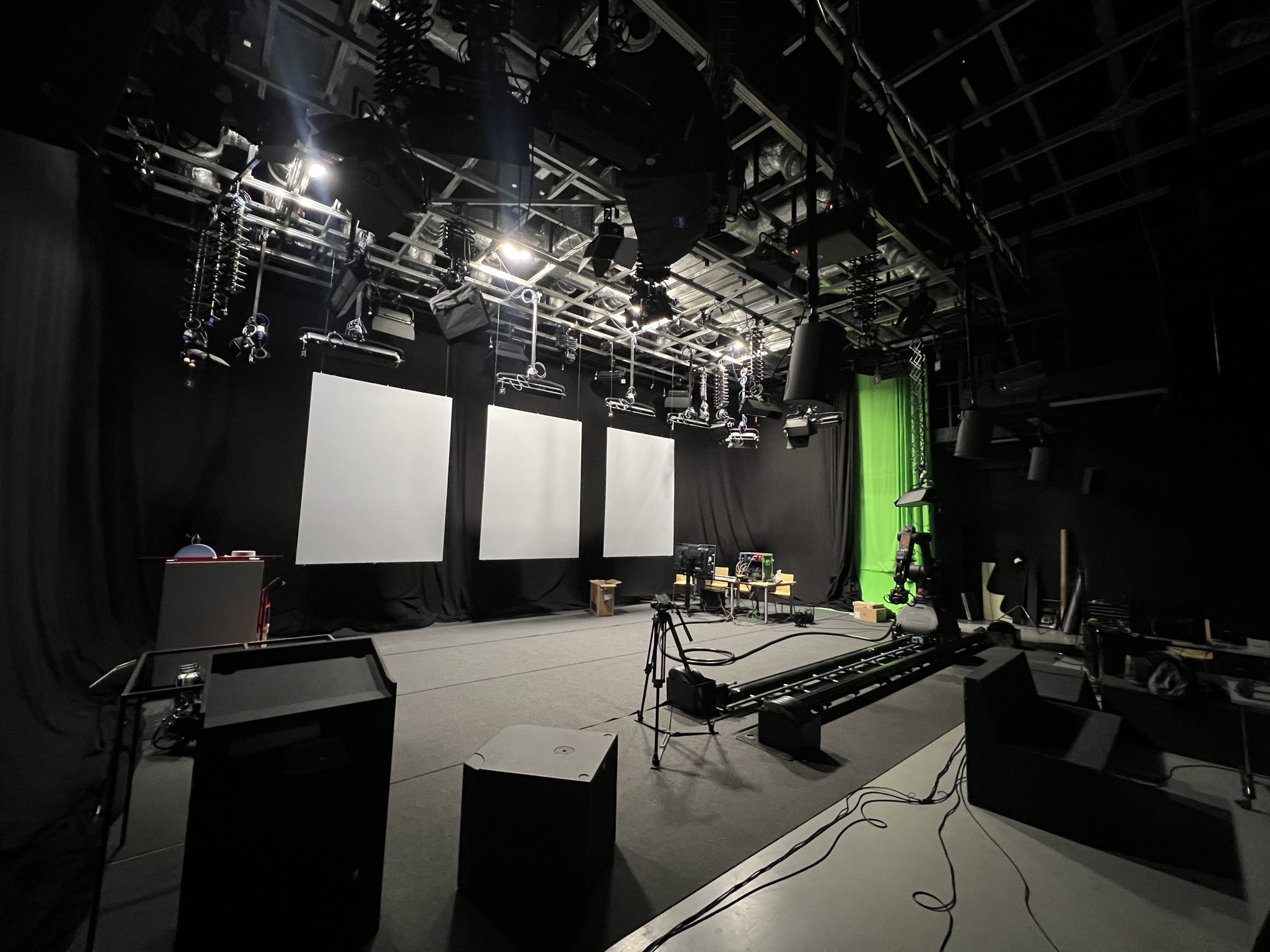 The academy's studio: lighting grid, green screen and a camera slider